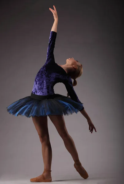 Piękne baleriny z doskonałego ciała w tutu niebieski strój taniec w studio. — Zdjęcie stockowe