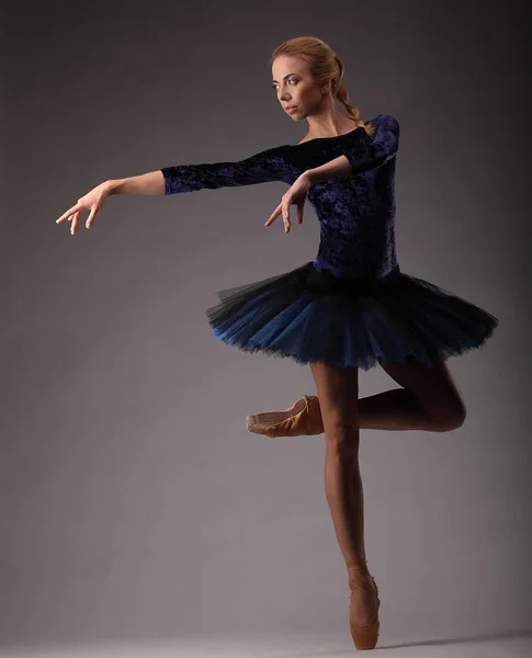 Egy gyönyörű ballerina a tökéletes test kék tutu tánc-stúdió. klasszikus balett művészeti. — Stock Fotó