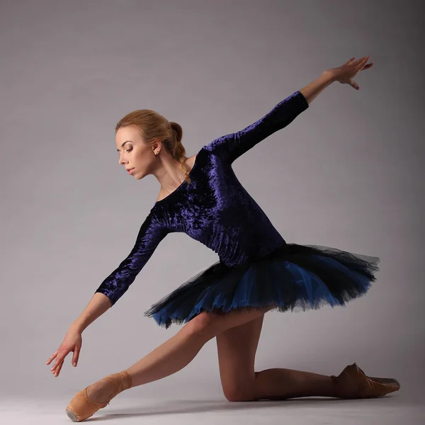 Bailarina incrivelmente bonita com corpo perfeito em roupa azul posando em estúdio. balé clássico — Fotografia de Stock