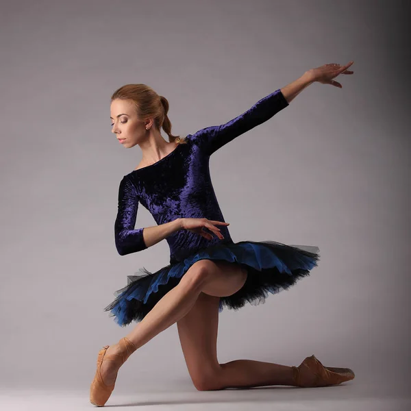 Bailarina incrivelmente bonita com corpo perfeito em roupa azul posando em estúdio. arte ballet clássico . — Fotografia de Stock