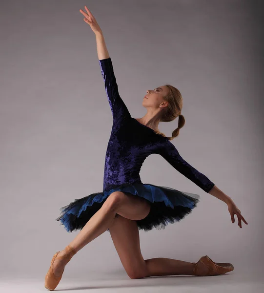 Bailarina incrivelmente bonita em roupa azul posando arte balé clássico . — Fotografia de Stock