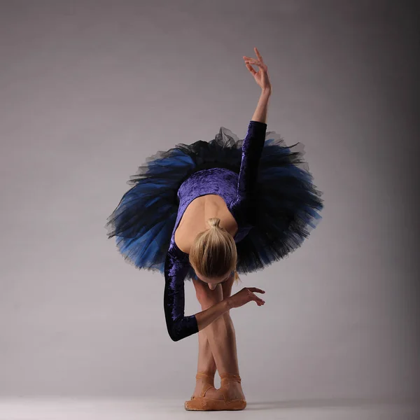 Unglaublich schöne Ballerina, die im Studio tanzt. klassische Ballettkunst. — Stockfoto