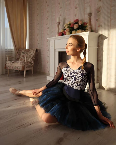 Retrato de una bailarina de ballet profesional sentada en el suelo de madera. Concepto de ballet . — Foto de Stock