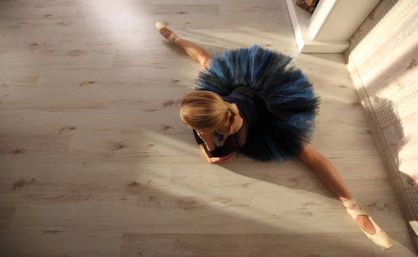 Beautiful Young Woman Ballerina Stretching Warming Up In home Interior, split on wooden floor — Stock Photo, Image