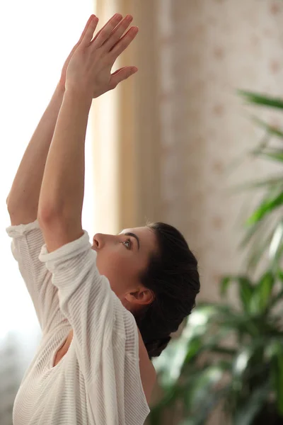 Yoga a casa. Donna bruna attraente che fa yoga a casa, ora di mattina . — Foto Stock