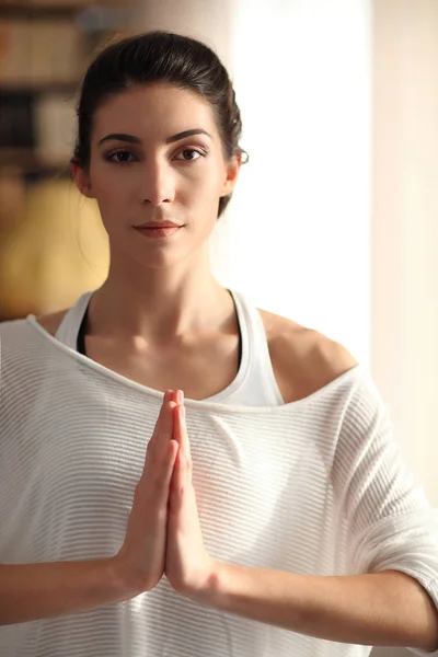 Yoga a casa. Donna bruna attraente che fa yoga a casa, ora di mattina. primo piano ritratto — Foto Stock