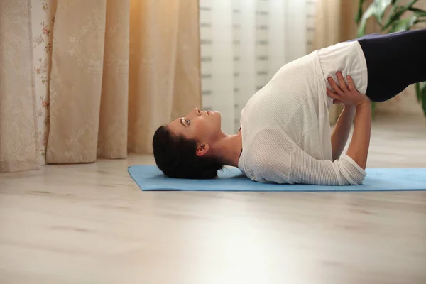 Yoga a casa. Donna attraente a casa praticare pose yoga, copyspace — Foto Stock