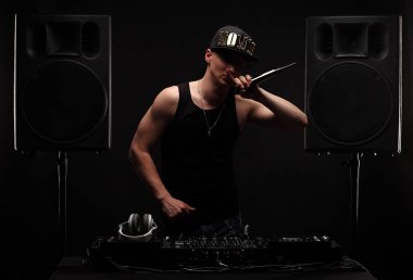 Kulüp Dj Müzik ve speking partide oynarken. arka plan üzerinde büyük hoparlörler.