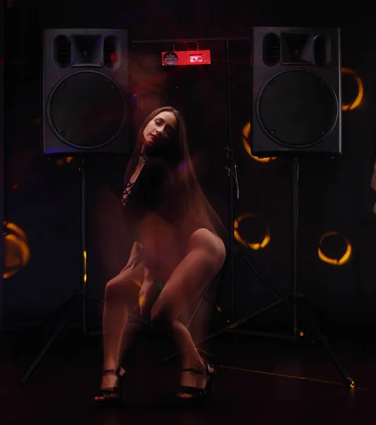 Sexy jonge meisje met een perfect lichaam en kont dans gogo in de buurt van twee grote zwarte luidsprekers. slow sync flits techniek — Stockfoto