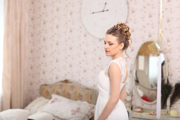 Retrato de modelo de novia hermosa con maquillaje perfecto y estilo de pelo en la habitación de luz — Foto de Stock