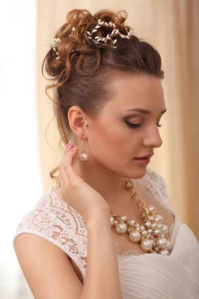 Portrét krásné nevěsty modelu s dokonalý make-up a vlasy styl ve světlé místnosti v ranní detailní portrét — Stock fotografie