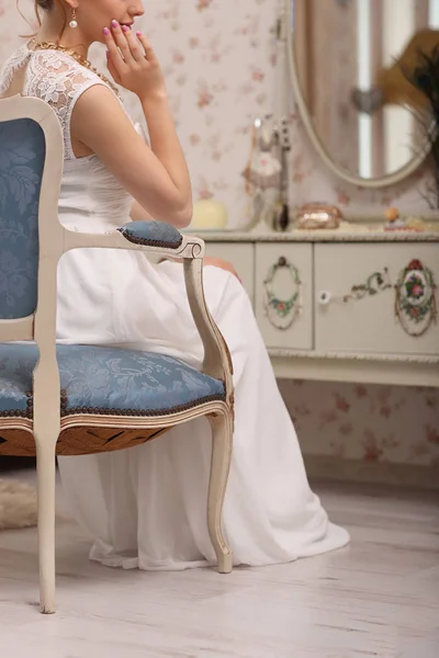 Szép menyasszony portré esküvői smink frizura, gyönyörű fiatal nő fehér ruhában otthon. — Stock Fotó