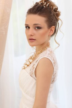 Düğün portre. Evde güzel beyaz elbise gibi studio iç kapalı penceresinde yakın duran gelin