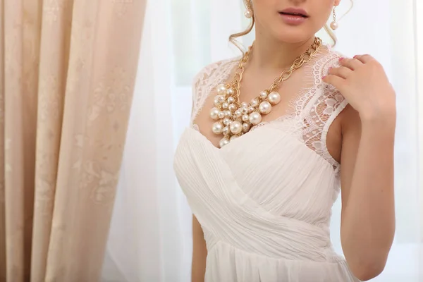 Hochzeit. Unerkennbare Braut in schönem weißen Kleid steht am Fenster drinnen im Studio wie zu Hause — Stockfoto