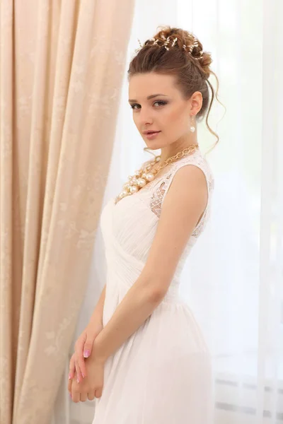 Porträt der schönen Braut Modell mit perfektem Make-up und Frisur zu Hause in der Nähe von Fenster — Stockfoto