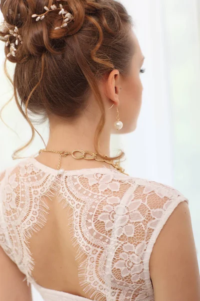 Casamento macio penteado elegante com acessórios. noiva morena elegante de pé para trás com coletado até fazer o cabelo. Preparação da manhã nupcial leve . — Fotografia de Stock