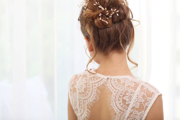 Нежная свадьба стильная прическа, элегантная брюнетка невеста стоя с собранными сделать волосы. Легкая свадебная подготовка утром
.