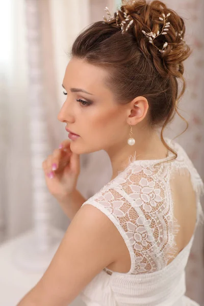 Beautiful fashion model. Sensual bride. Woman with white wedding dress, hair and make up. Waiting for groom — Stock Photo, Image