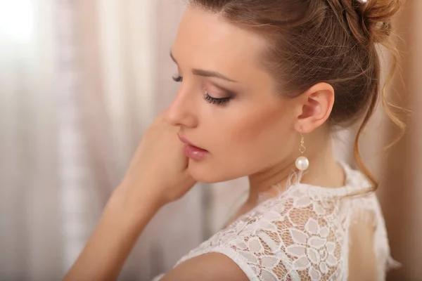Портрет красивої моделі нареченої з ідеальним макіяжем і зачіскою в світлій кімнаті вранці крупним планом — стокове фото