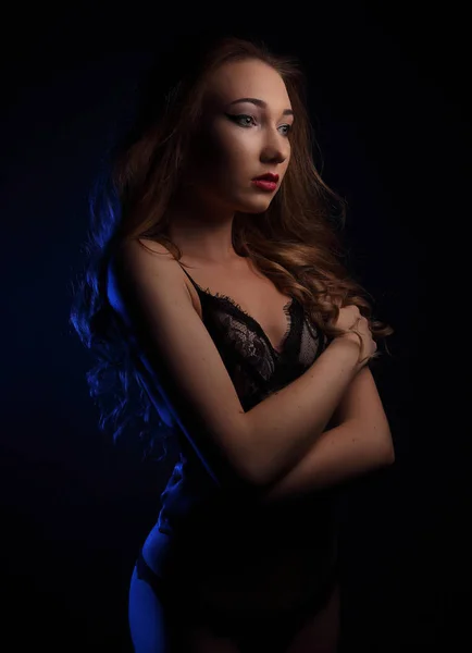 Sexy joven hermosa mujer en ropa interior negro sensual, iluminado con azul —  Fotos de Stock