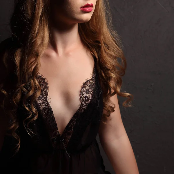 Sexy joven hermosa mujer con rizos en ropa interior negro sensual, disparo de estudio . — Foto de Stock