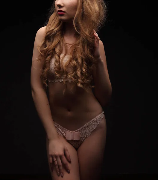 スタジオで官能的なパステル カラーのランジェリーで長い巻き毛を持つセクシーな若い美しい女性 — ストック写真