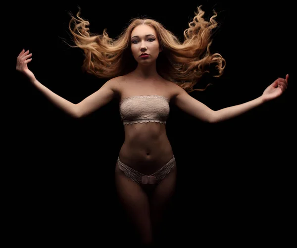 Pastel şehvetli iç çamaşırı uçan uzun kıvırcık saçlı seksi genç güzel kadın — Stok fotoğraf