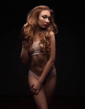 Pastel şehvetli iç çamaşırı, uzun kıvırcık saçlı seksi genç güzel kadın gözleri kapalı