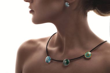 Takı kavramı. Çekici bir kadın modeli poz, portre portre renkli kolye, küpe ile beyaz bir arka plan üzerinde izole.