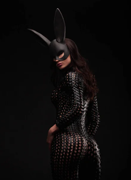 Ritratto di sexy bruna donna in posa in coniglio maschera nera e body indietro colpo — Foto Stock