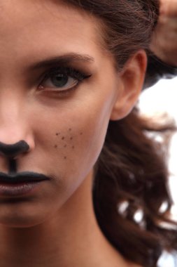 Seksi kedi kız. erkek kedi makyaj ve kulakları ile iç çamaşırı.