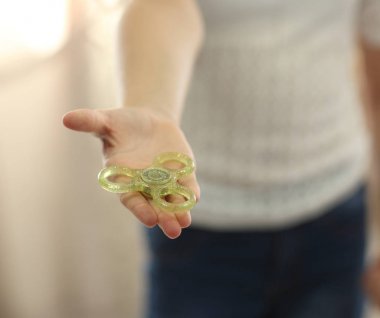 İç taraftan kamera için gösterilen topluca spinner closeup ile oynayan çocuk