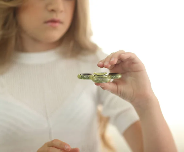 Słodkie dziewczyny gry z fidget zielony spinner w jasny pokój - portret zbliżenie — Zdjęcie stockowe
