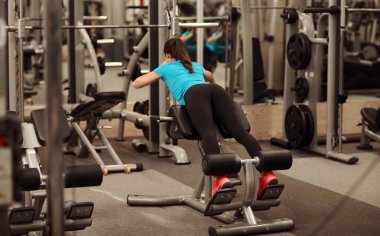 Genç kadın fitness Center'da yerleştirmek. Fitness salonunda, yaşam kavramı kız portresi.