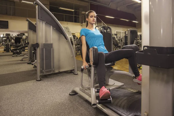 Genç kadın kullanım kaçıran makine bir fitness merkezi yerleştirmek. Fitness salonunda, yaşam kavramı kız portresi..