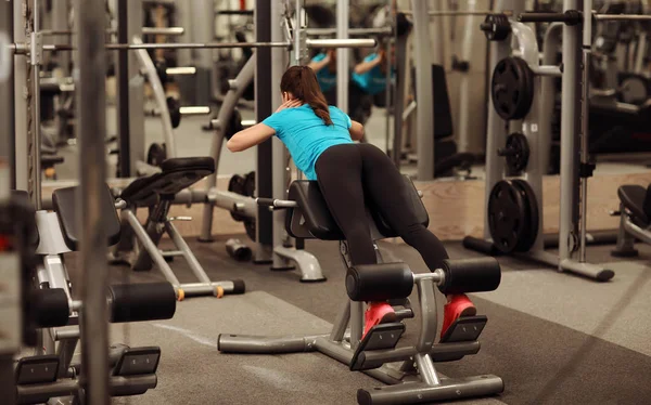 Genç kadın fitness Center'da yerleştirmek. Fitness salonunda, yaşam kavramı kız portresi.