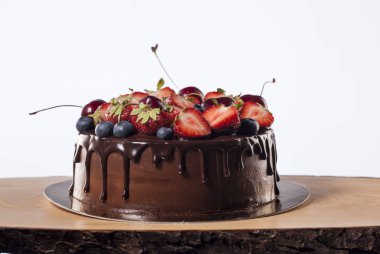 Çilek ile güzellik arka plan ile çikolatalı kek.