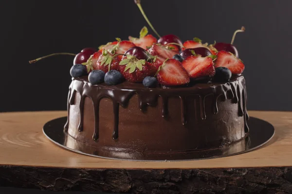 Κέικ σοκολάτας με μούρα με φόντο ομορφιά. — Φωτογραφία Αρχείου