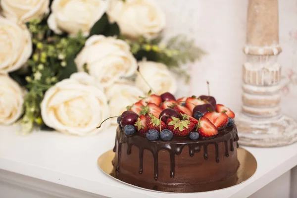Κέικ σοκολάτας με μούρα με φόντο ομορφιά. — Φωτογραφία Αρχείου