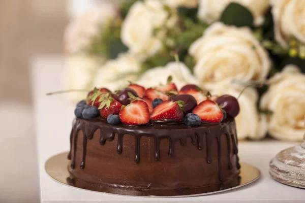 Chocolate cake with berries with beauty background. — Stock Photo, Image