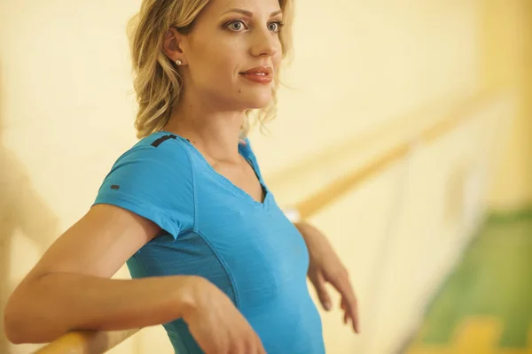 Female stretching in colorful fitness class with handrail — Stock Photo, Image