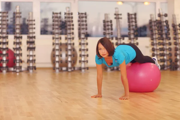 Pilates. Kobieta z fitball ćwiczenie na siłowni kryty. — Zdjęcie stockowe