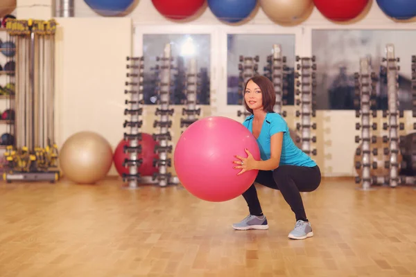 Pilates. donna con allenamento di fitball in palestra indoor — Foto Stock