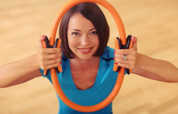 Magiska pilates ring kvinna aerobics sport gym övningar på golvet, leende och ser att kameran — Stockfoto