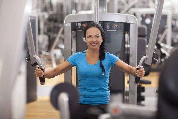 보디 빌딩입니다. 운동 기계와 체육관에서 운동 하는 여자. — 스톡 사진