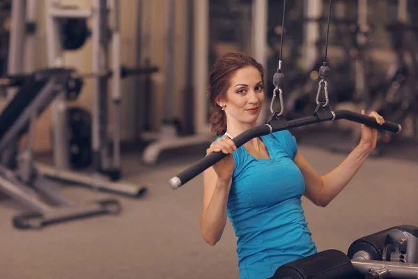 운동 기계-몸통, 웰빙 개념으로 체육관에서 운동 하는 여자 — 스톡 사진