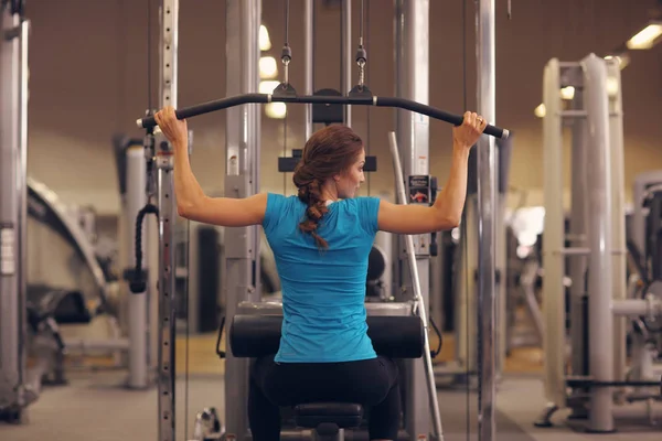 운동 기계-몸통, 웰빙 개념으로 체육관에서 운동 하는 여자 — 스톡 사진