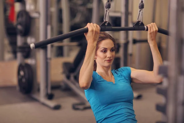 운동 기계-몸통, 웰빙 개념으로 체육관에서 운동 하는 여자. — 스톡 사진