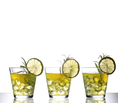 cam, rosemary ile dekore edilmiş ve kireç, izole renkli parlak kokteyller ile natürmort