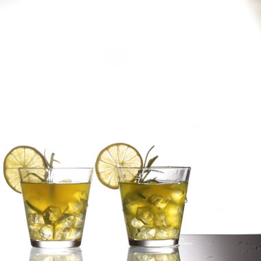 iki sarı kokteyller Instalar izole studio, cam